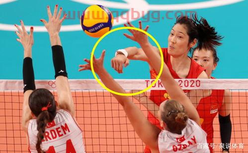 中国女排朱婷崴脚（中国女排朱婷腕伤）