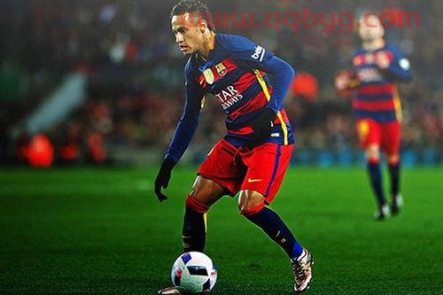 梅西被犯规内马尔为其出头（梅西对内马尔）